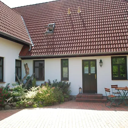Geraeumige In Dargun Mit Pool, Cleaning Included Apartamento