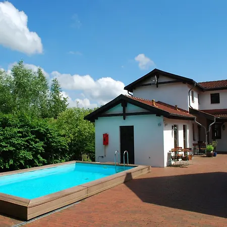 Geraeumige In Dargun Mit Pool, Cleaning Included Apartamento *